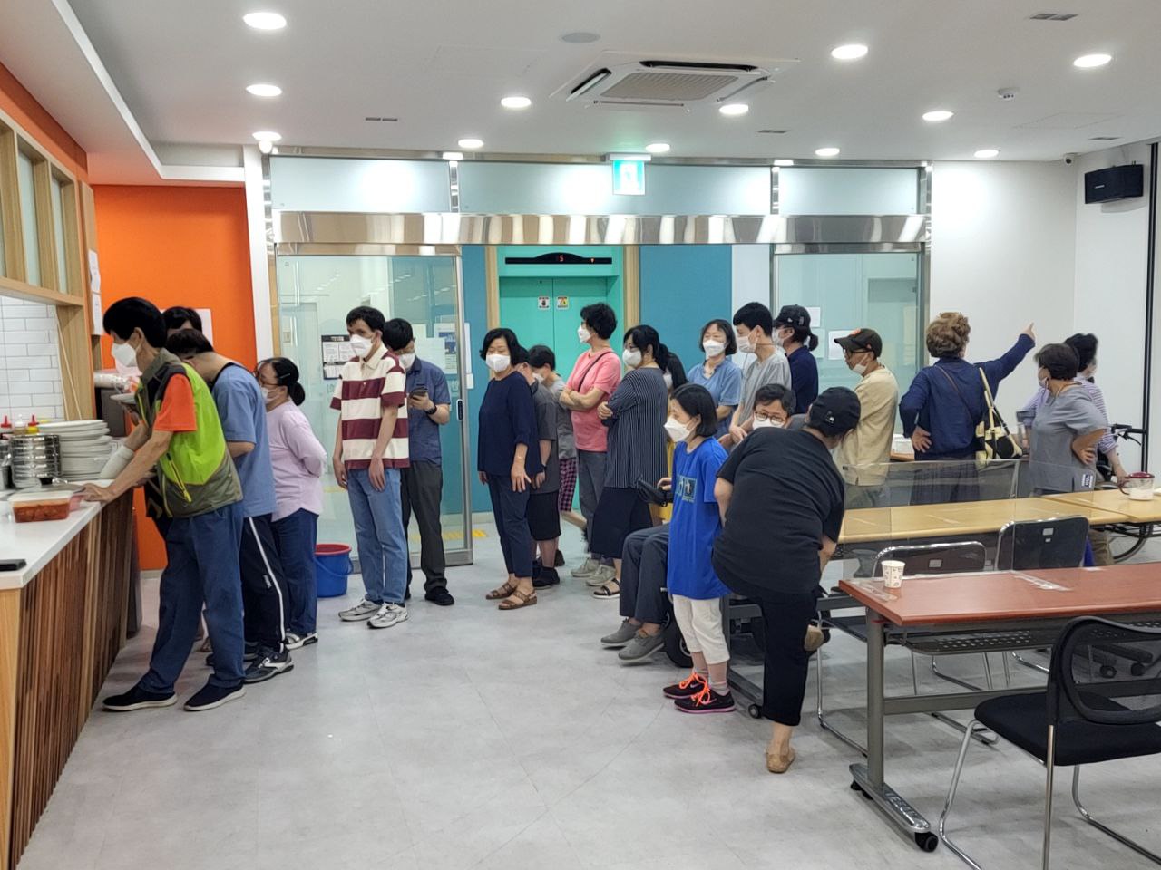 2022/07/12(화) - 점심식사(돈육간장불고기, 버섯된장찌개, 비엔나쏘세지볶음, 수박...)
