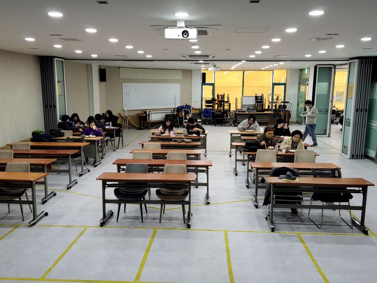 2023/2/9(목)- 점심식사(들깨미역국,멸치견과류볶음...)