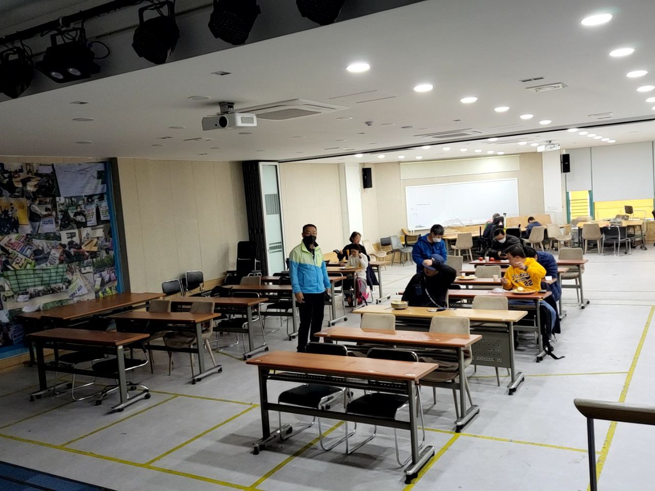 2022/10/31(월) - 점심식사(스파게티, 마늘빵, 샐러드, 과일후르츠...)