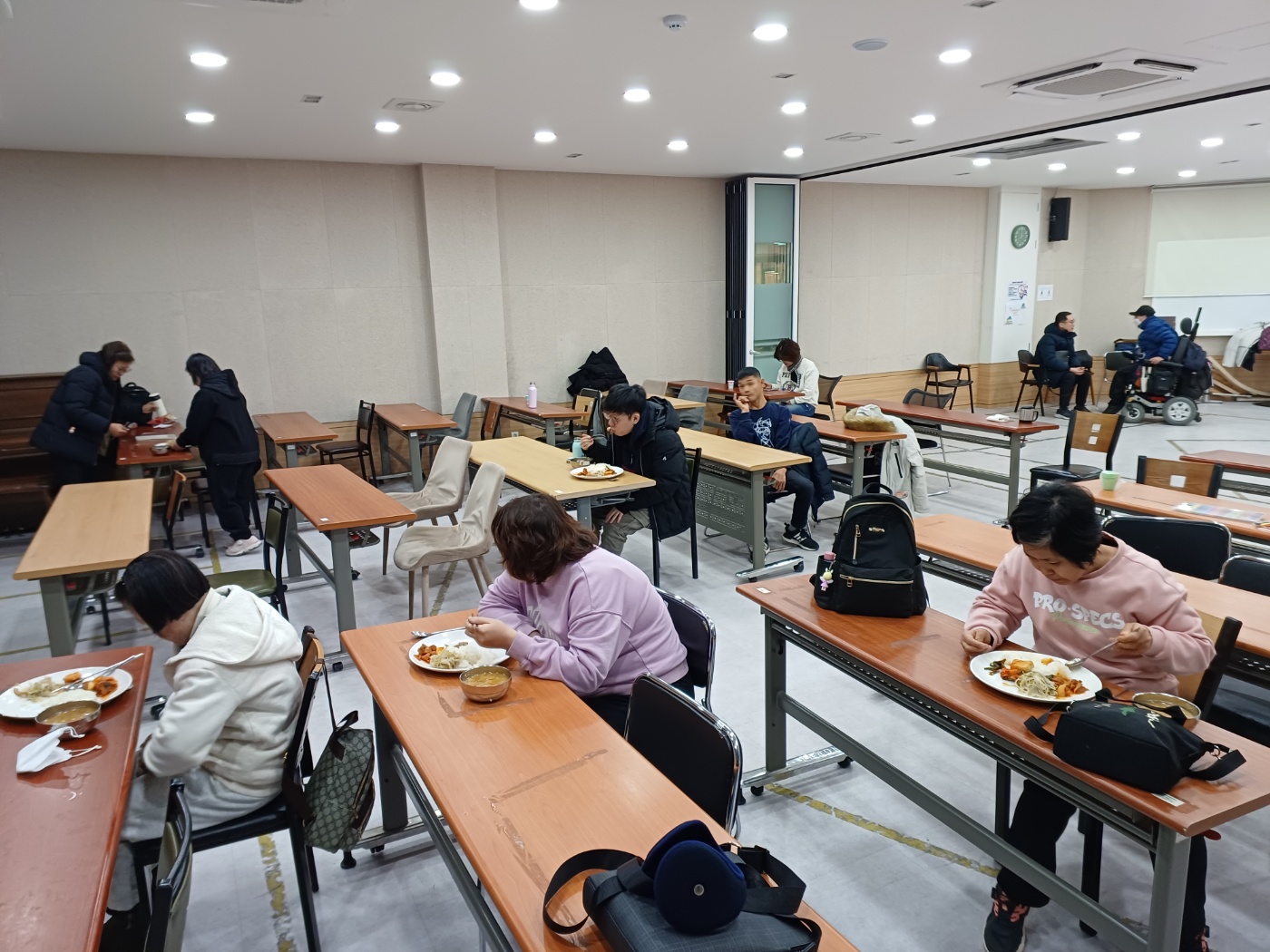 2023년 12월 18일(월) 점심급식(열무된장국, 닭갈비...)