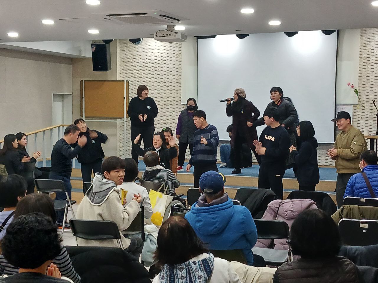 2024년 11월 29일(금) 까짓꺼 하면되지! 영화제 사진입니다
