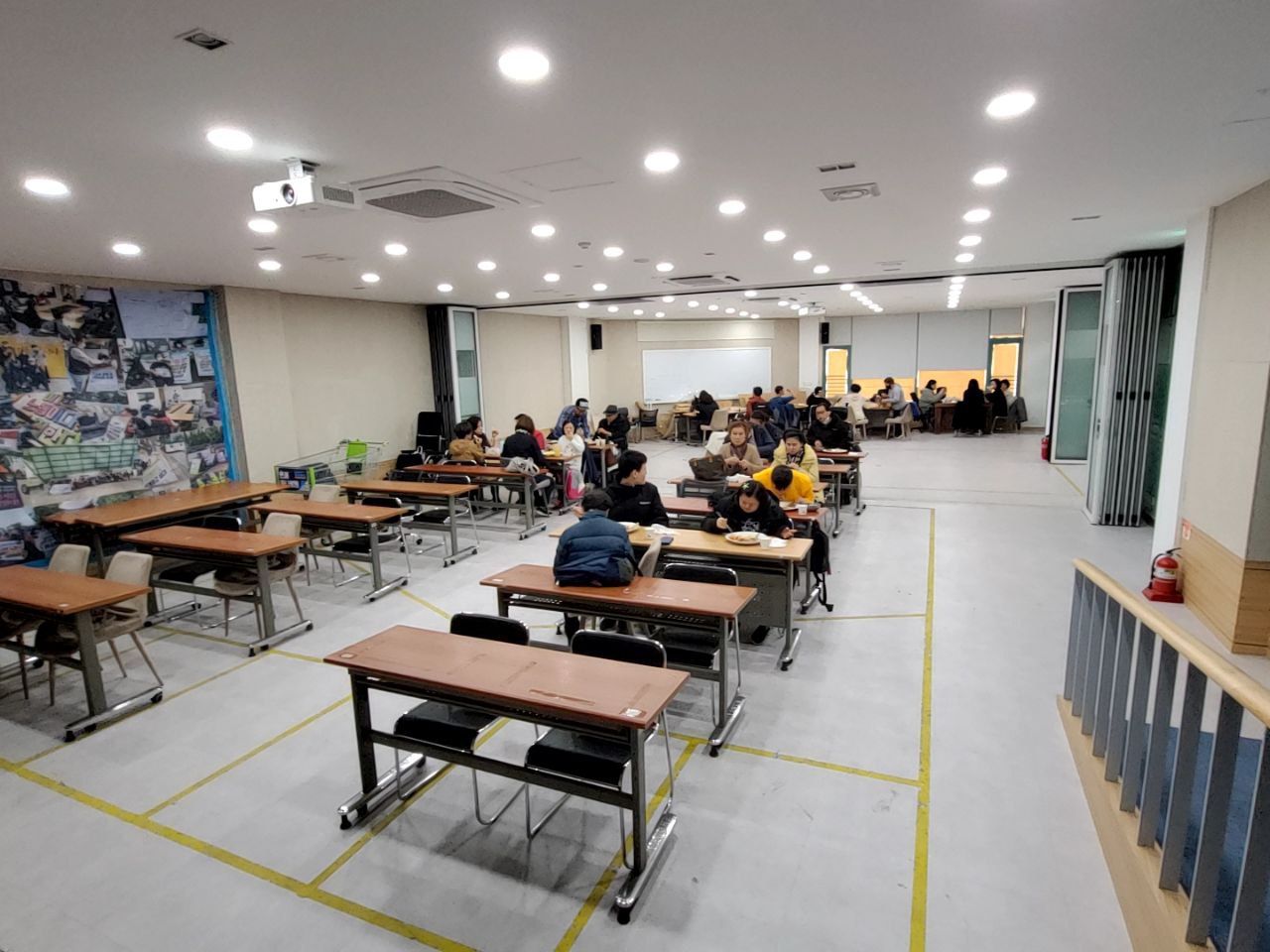 2022/11/17(목) - 점심식사(돼지갈비찜, 맑은콩나물국, 군만두, 볶음김치...)