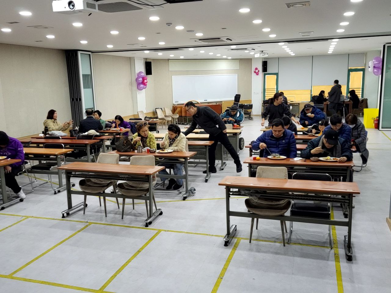 2022/11/28(월) - 점심식사(비빔국수...)