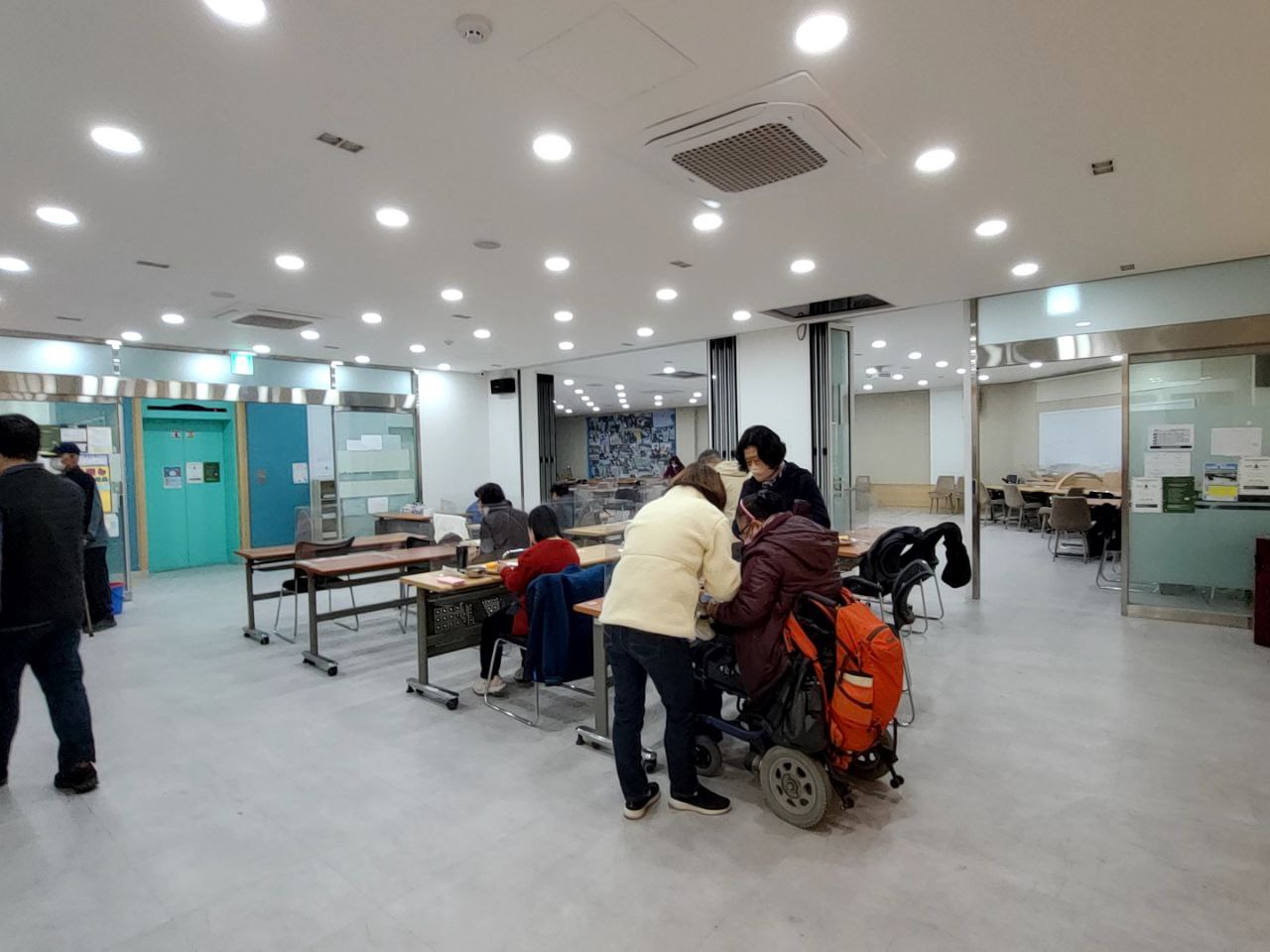 2022/11/09(수) - 점심식사(돈가스, 콘샐러드, 배추된장국...)