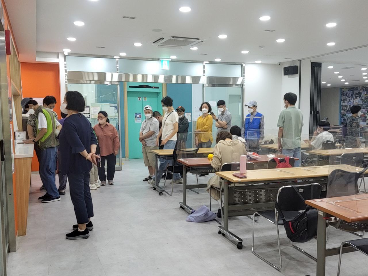 2022/09/19(월) - 점심식사(돈까스, 콩나물국, 참깨샐러드 멸치견과류볶음...)