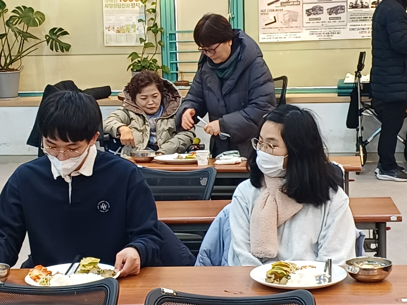 2023년 12월 06일(수) 점심급식2(버섯된장찌개, 호박전...)
